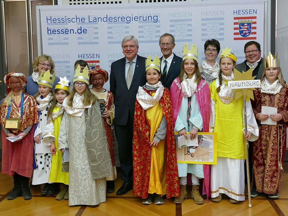 Naumburger Sternsinger zu Besuch beim Hessischen Ministerpräsidenten Volker Bouffier (Foto: Karl-Franz Thiede)